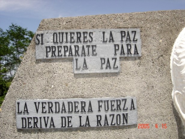 Ønsker du fred, vær klar for fred / Ekte styrke kommer av fornuften. (Fra University for Peace, Costa Rica.)